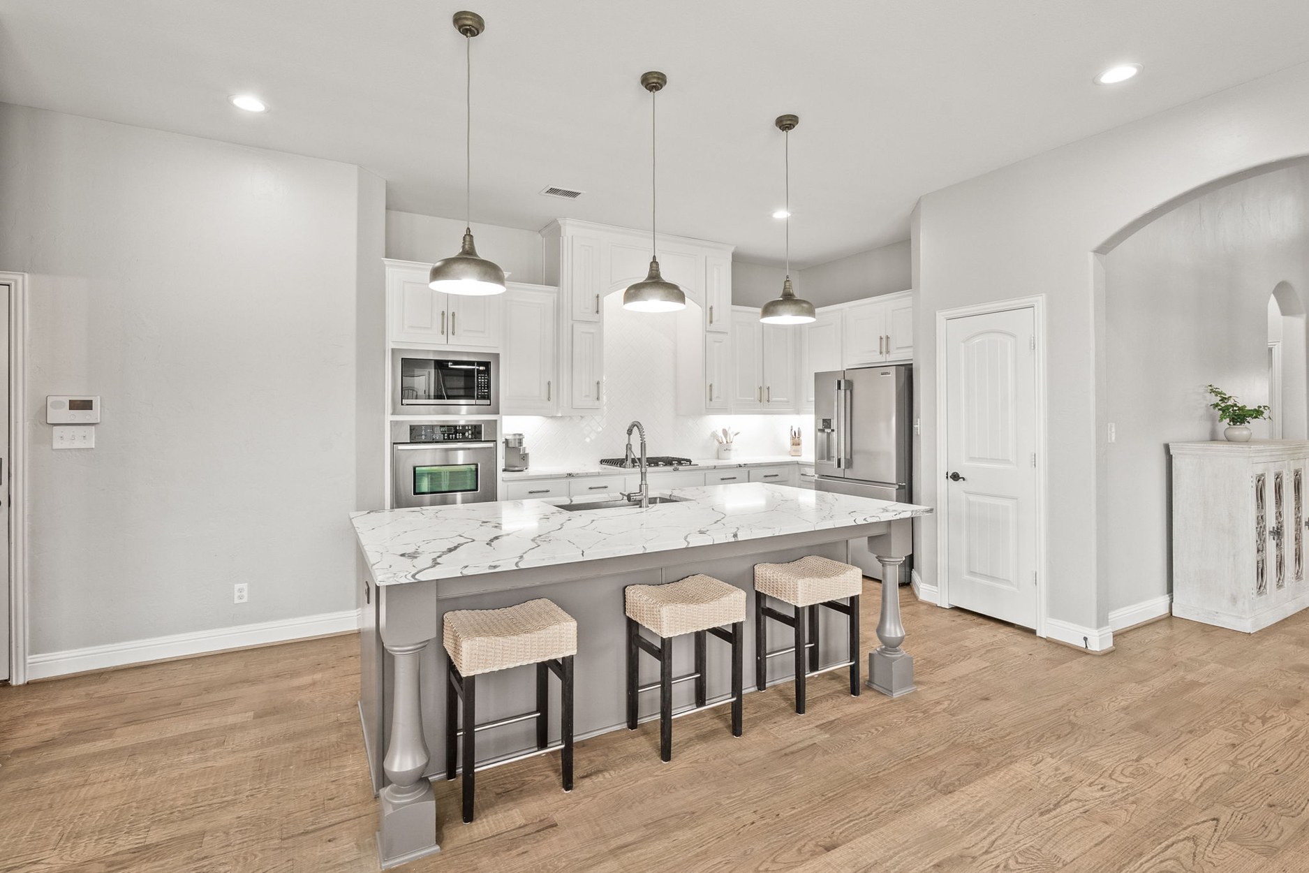 Kitchen & Dining